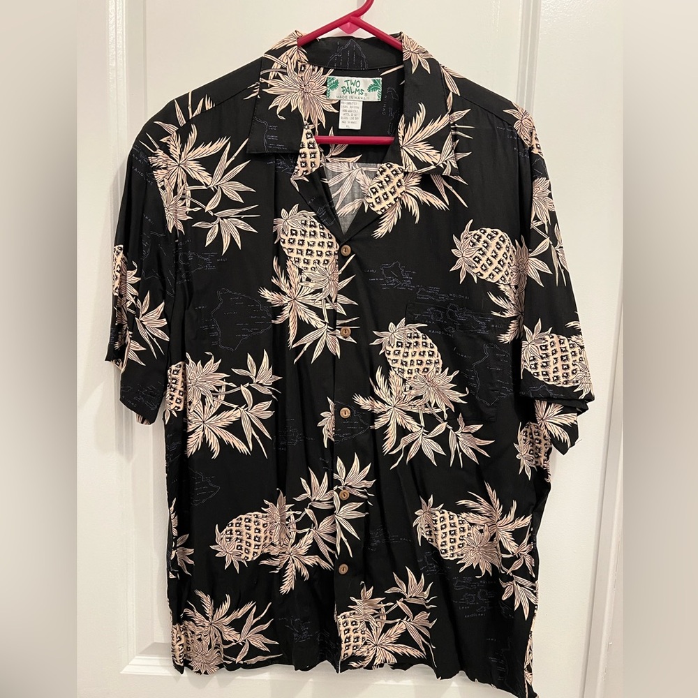 Made In Hawaii
Short sleeved shirt with pineapple & Hawaii map design 
XL
